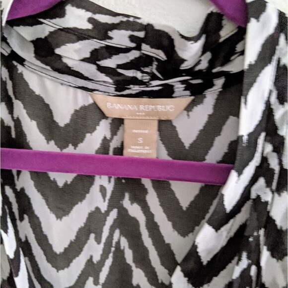 5 for $25! EUC! Zebra Stripe Mesh Blouse Tank - Picture 3 of 5